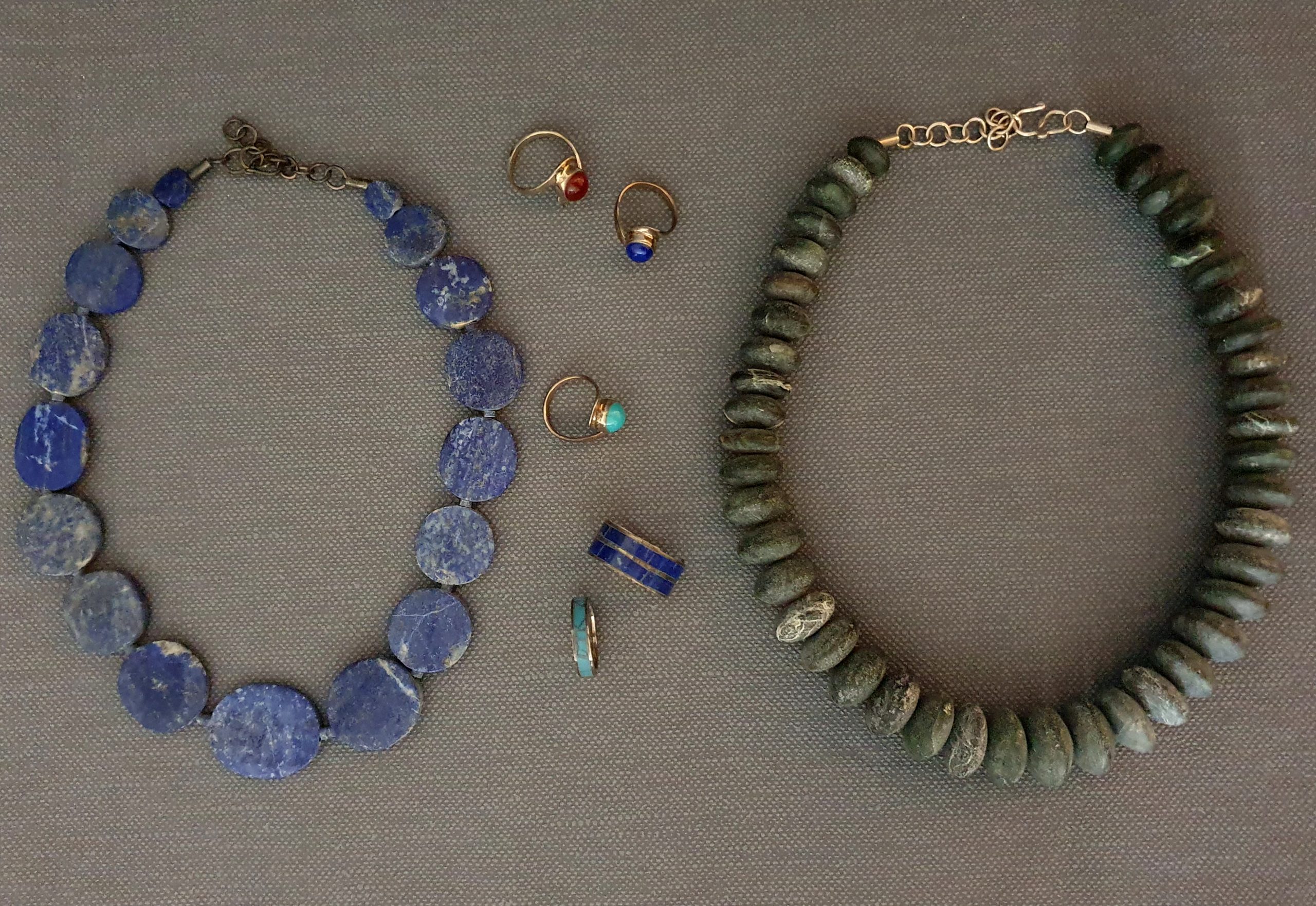 Ketten und Ringe aus Silber mit Lapislazuli und anderen Edelsteineine