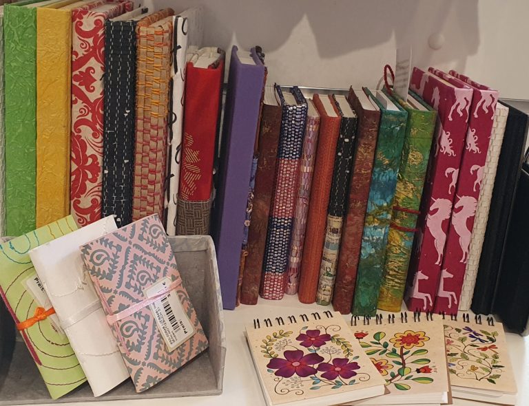 Einzigartige Welten in Deinen Händen: Entdecke die Magie fair gehandelter Notizbücher im Weltladen A Janela