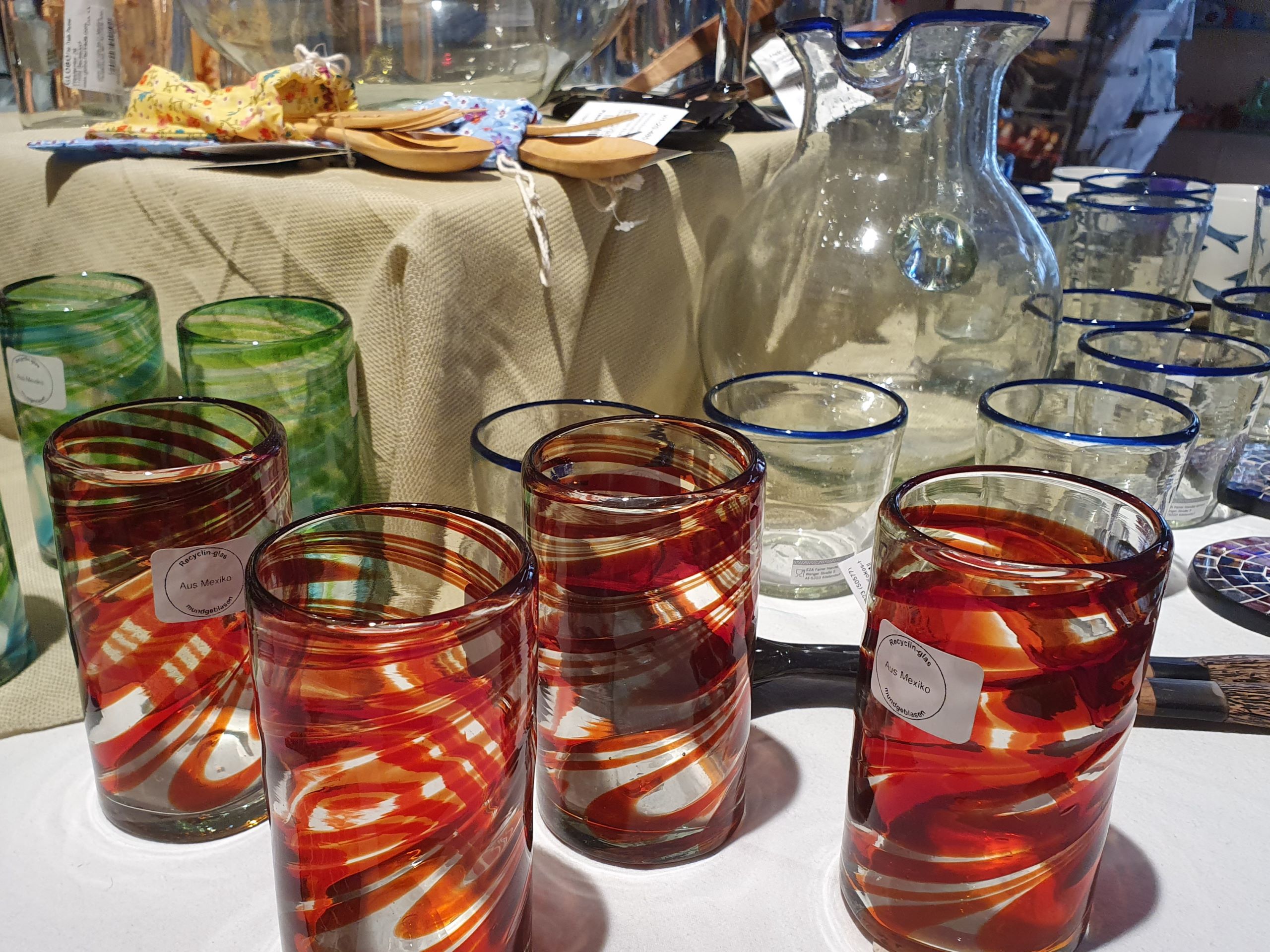 Gläser und Karaffen auf einem Tisch