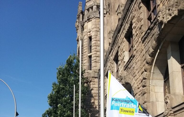 Ausschnitt Rathaus Charlottenburg mit Fahne Fairtrade Town