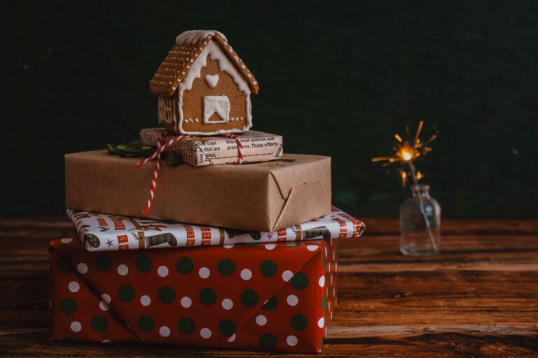 Bild zeigt verpackte Geschenke und Lebkuchenhaus