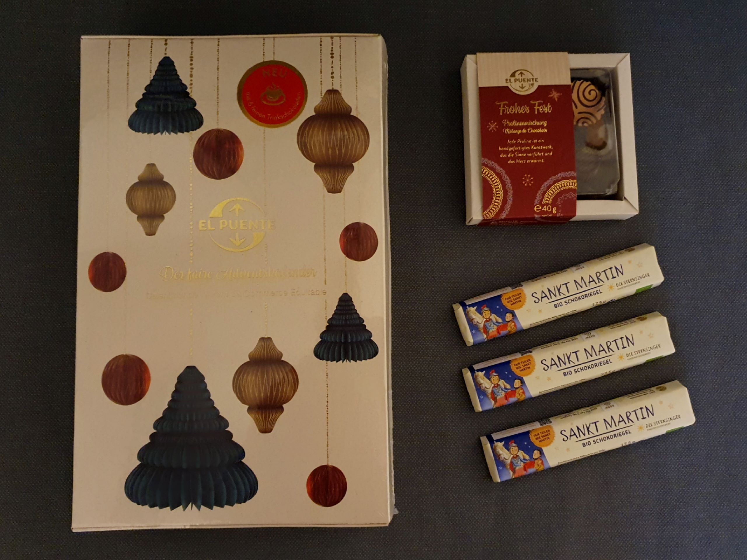 Bild zeigt Adventskalender und Schokolade und Pralinen