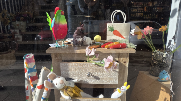 Kommode mit Osterschmuck